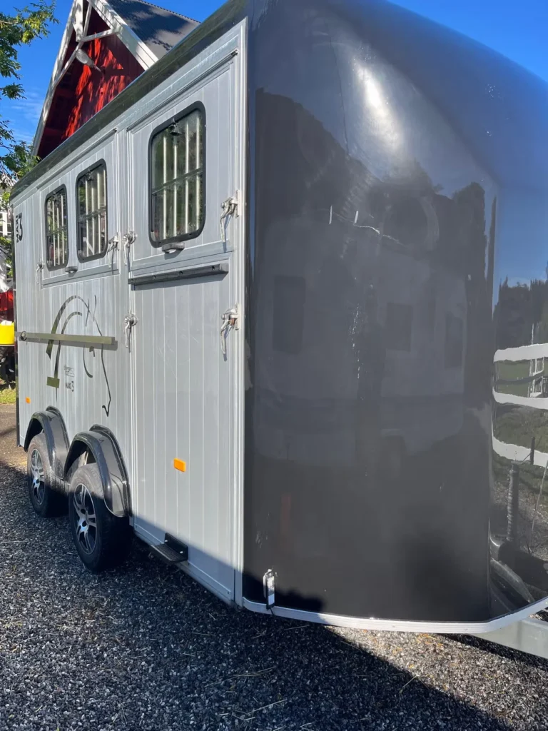 Cheval Liberté Maxi 3 Pferdeanhänger - Tandem-Achs 3 Pferde Alu Schwarz/Weiß Kamera