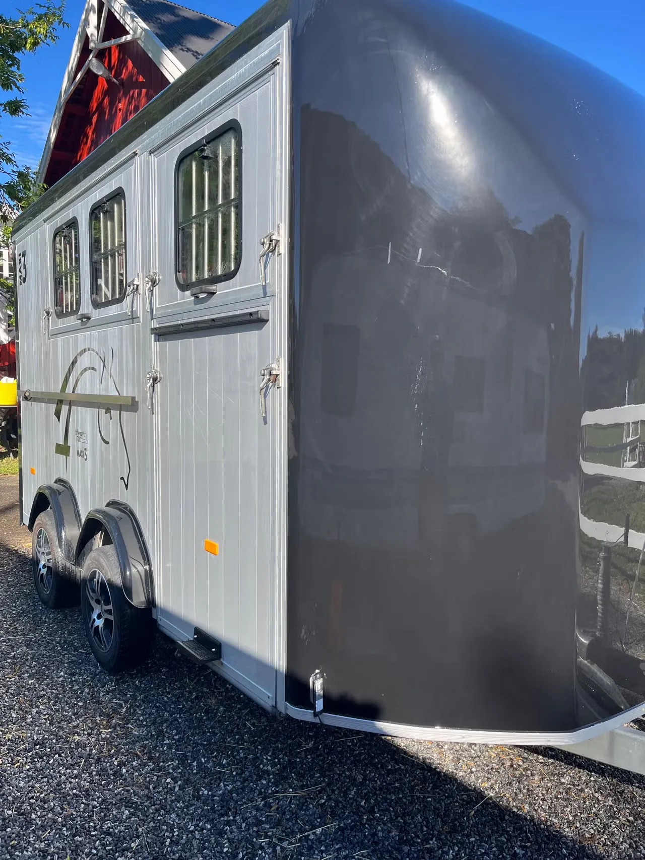 Cheval Liberté Maxi 3 Pferdeanhänger - Tandem-Achs 3 Pferde Alu Schwarz/Weiß Kamera – Bild 7