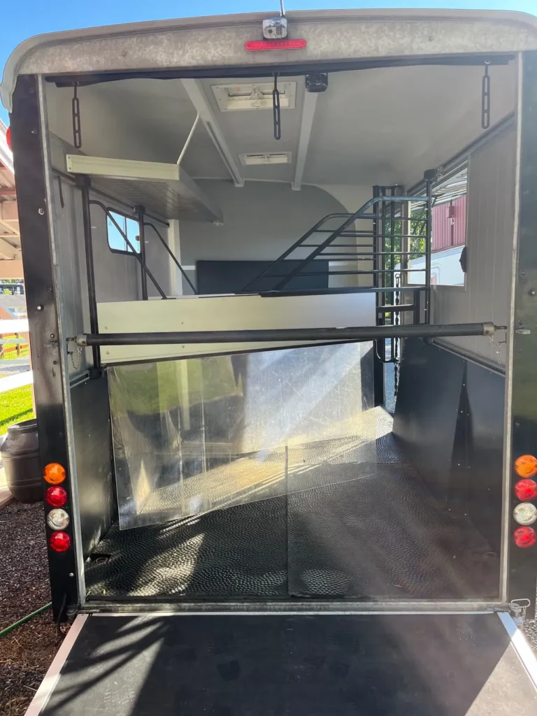 Cheval Liberté Maxi 3 Pferdeanhänger - Tandem-Achs 3 Pferde Alu Schwarz/Weiß Kamera