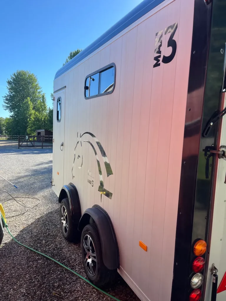 Cheval Liberté Maxi 3 Pferdeanhänger - Tandem-Achs 3 Pferde Alu Schwarz/Weiß Kamera