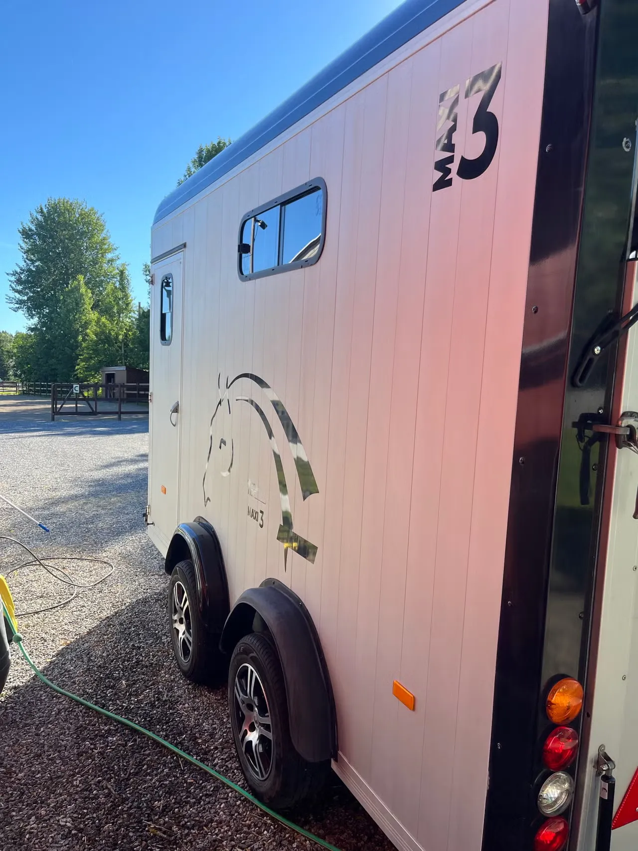 Cheval Liberté Maxi 3 Pferdeanhänger - Tandem-Achs 3 Pferde Alu Schwarz/Weiß Kamera – Bild 5