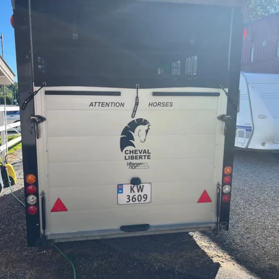 Cheval Liberté Maxi 3 Pferdeanhänger - Tandem-Achs 3 Pferde Alu Schwarz/Weiß Kamera – Bild 4