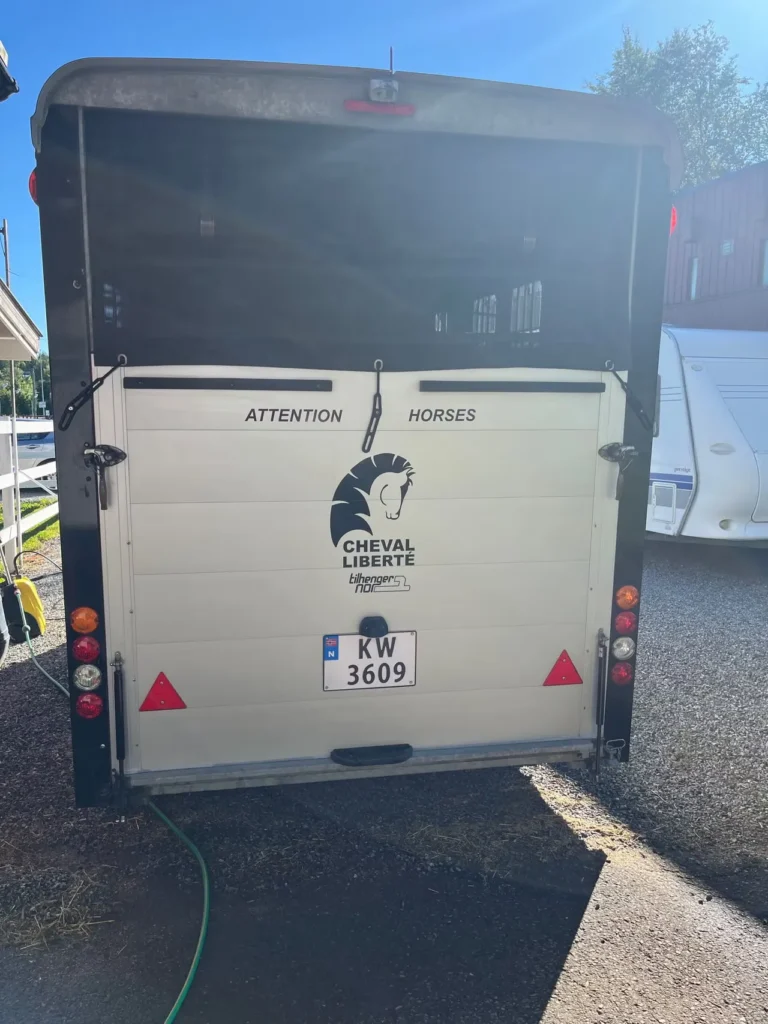 Cheval Liberté Maxi 3 Pferdeanhänger - Tandem-Achs 3 Pferde Alu Schwarz/Weiß Kamera