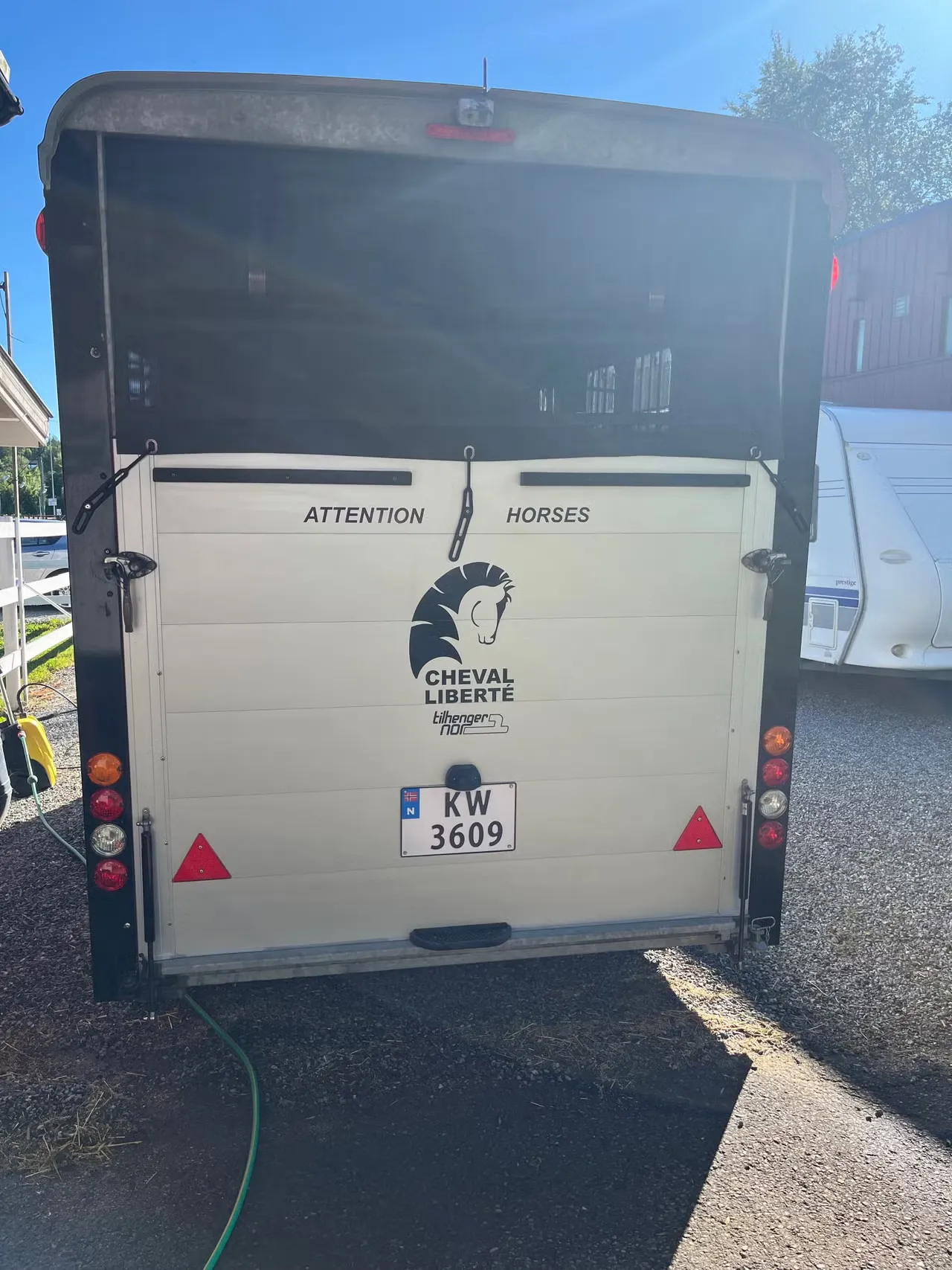 Cheval Liberté Maxi 3 Pferdeanhänger - Tandem-Achs 3 Pferde Alu Schwarz/Weiß Kamera – Bild 4