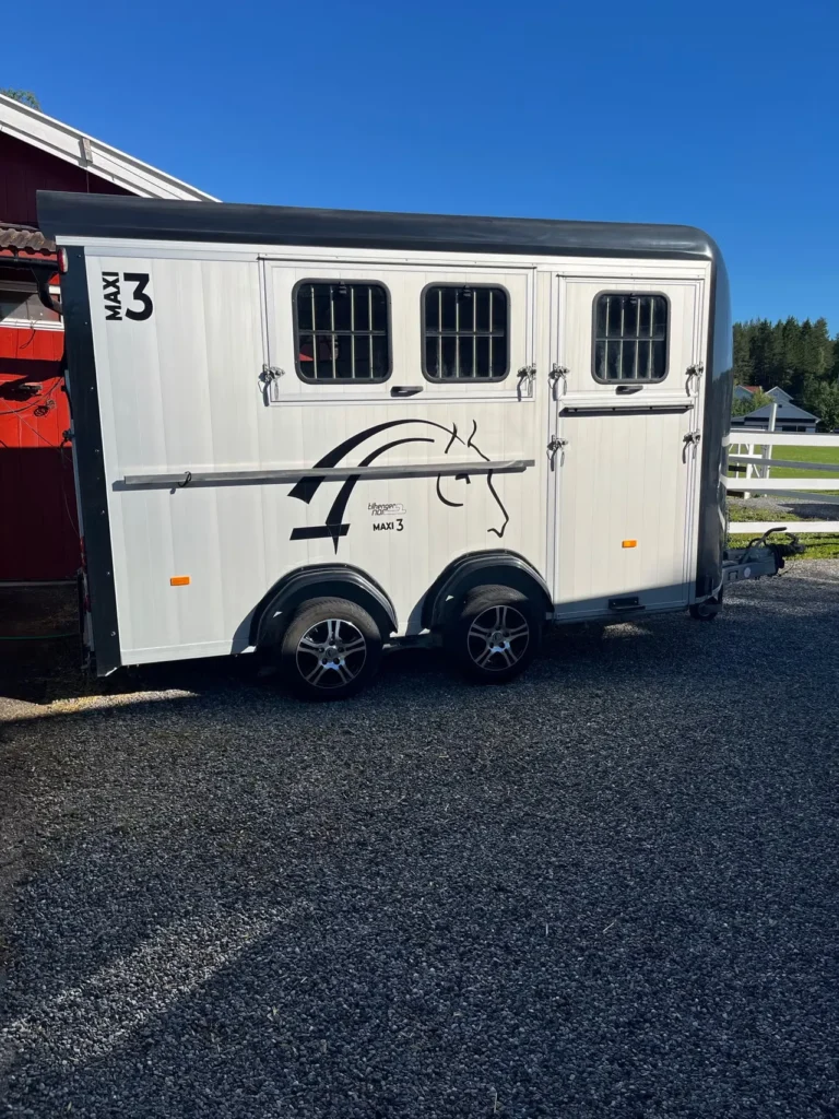 Cheval Liberté Maxi 3 Pferdeanhänger - Tandem-Achs 3 Pferde Alu Schwarz/Weiß Kamera