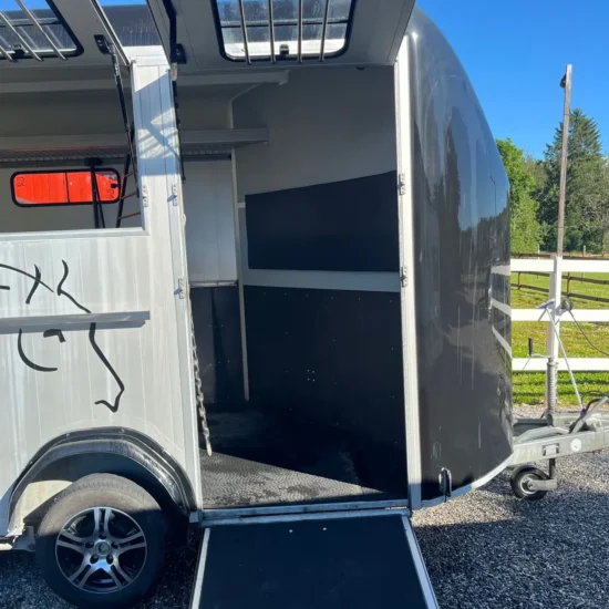Cheval Liberté Maxi 3 Pferdeanhänger - Tandem-Achs 3 Pferde Alu Schwarz/Weiß Kamera – Bild 3