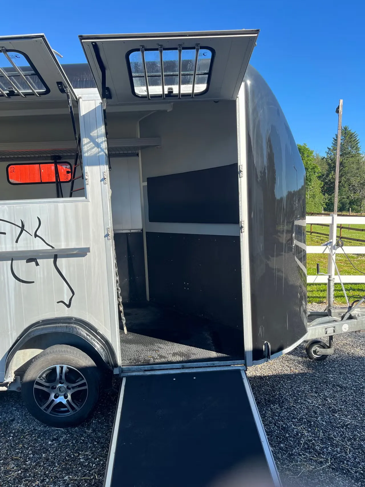 Cheval Liberté Maxi 3 Pferdeanhänger - Tandem-Achs 3 Pferde Alu Schwarz/Weiß Kamera – Bild 3