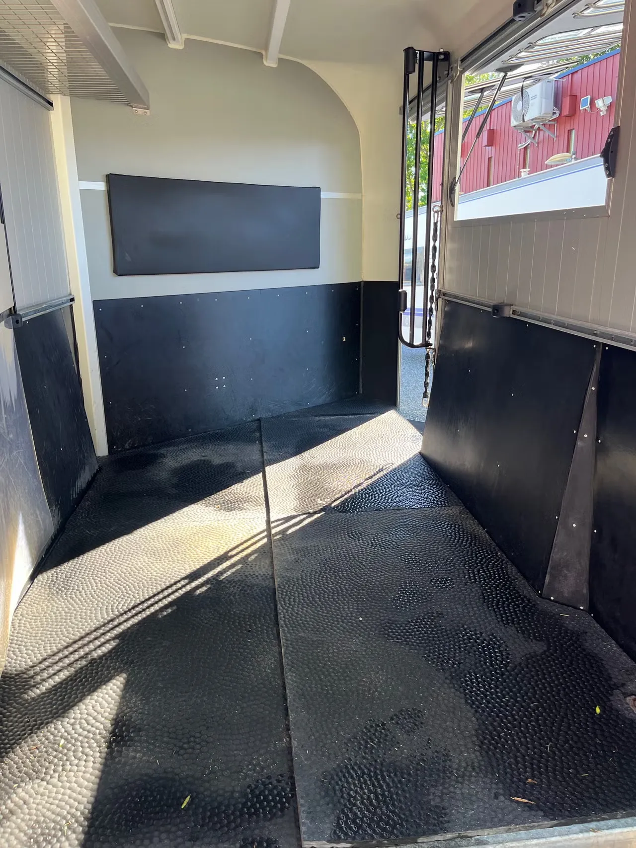 Cheval Liberté Maxi 3 Pferdeanhänger - Tandem-Achs 3 Pferde Alu Schwarz/Weiß Kamera – Bild 2