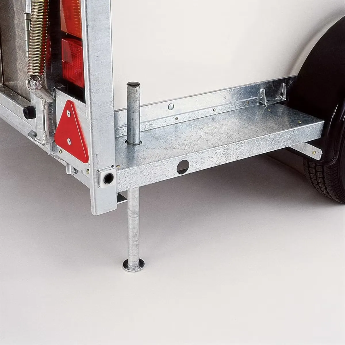 Ifor Williams BV105 Kofferanhänger - 2700kg Tandem Parabelfederung Aero-Front Kombirampe – Bild 10