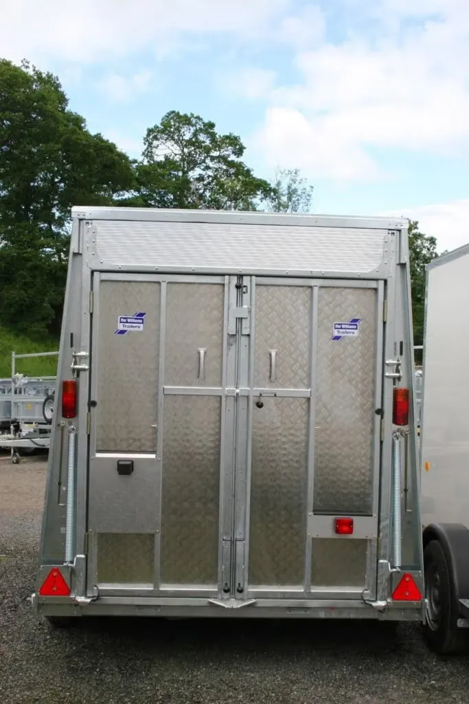 Ifor Williams BV105 Kofferanhänger - 2700kg Tandem Parabelfederung Aero-Front Kombirampe