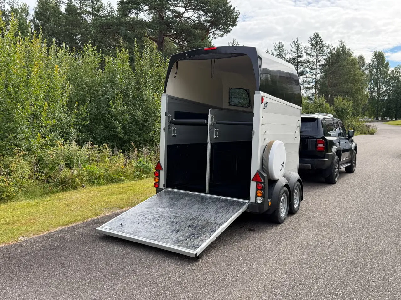Ifor Williams HBE506 Pferdeanhänger - 2 Pferde Aluminium Blattfedern 2000kg – Bild 3