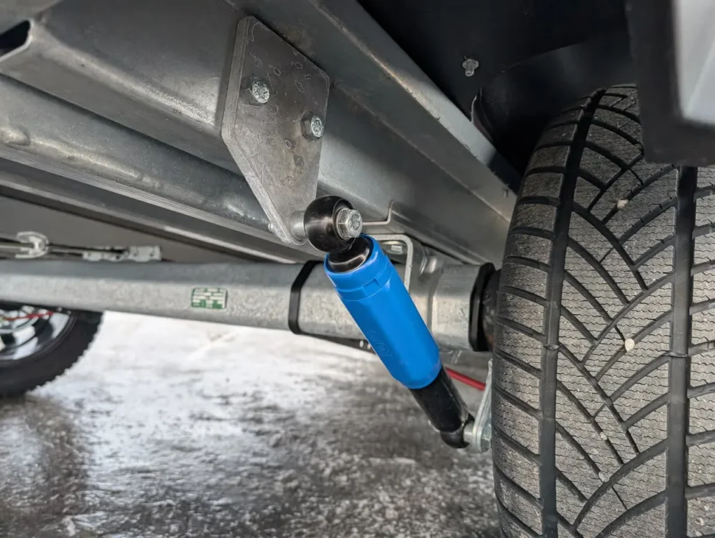 4P Touring 550TXI G2 Motorschlittenanhänger - 2700kg Tandem Kunststoffeinlage LED Haube