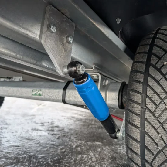 4P Touring 550TXI G2 Motorschlittenanhänger - 2700kg Tandem Kunststoffeinlage LED Haube – Bild 5