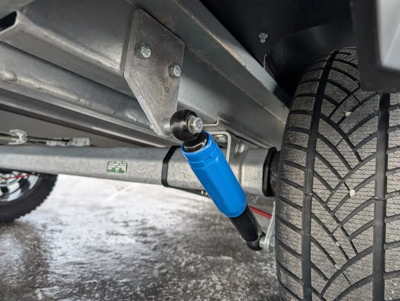 4P Touring 550TXI G2 Motorschlittenanhänger - 2700kg Tandem Kunststoffeinlage LED Haube – Bild 5