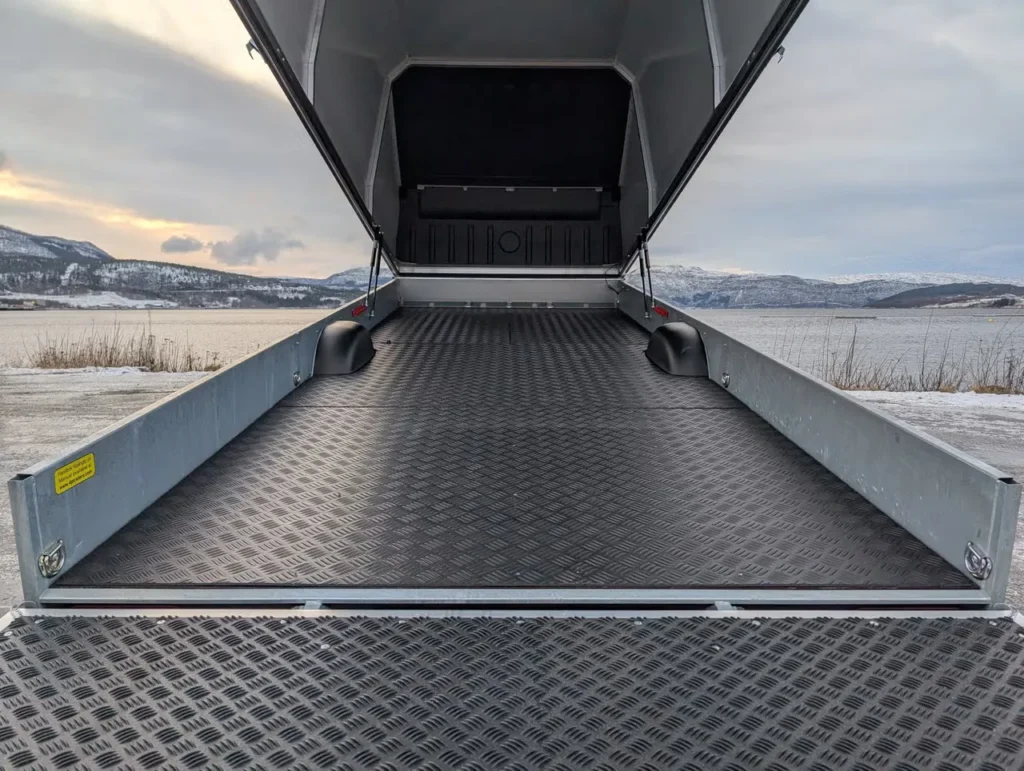 4P Touring 550TXI G2 Motorschlittenanhänger - 2700kg Tandem Kunststoffeinlage LED Haube