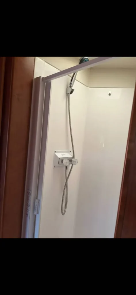 Shadow Schwanenhals Pferdeanhänger - 3 Pferde mit Wohnbereich Klima Dusche WC