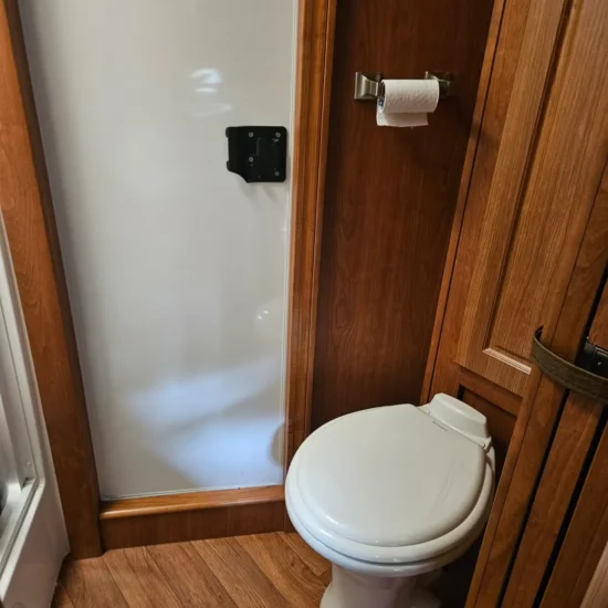 Shadow Schwanenhals Pferdeanhänger - 3 Pferde mit Wohnbereich Klima Dusche WC – Bild 28
