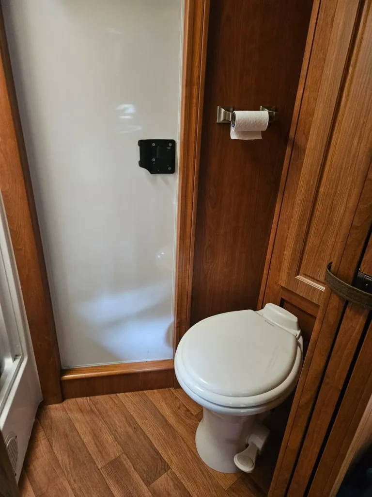Shadow Schwanenhals Pferdeanhänger - 3 Pferde mit Wohnbereich Klima Dusche WC