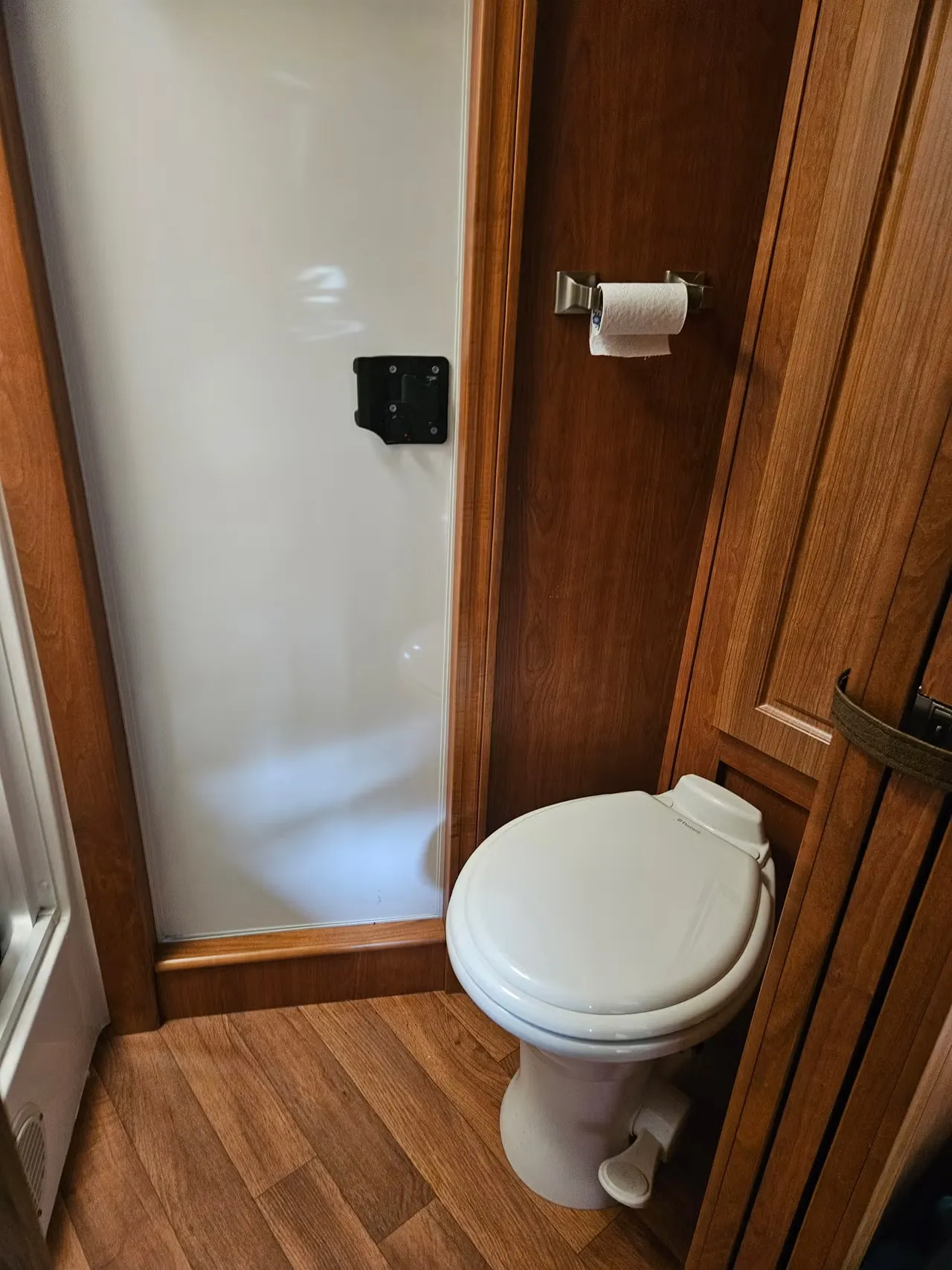 Shadow Schwanenhals Pferdeanhänger - 3 Pferde mit Wohnbereich Klima Dusche WC – Bild 28