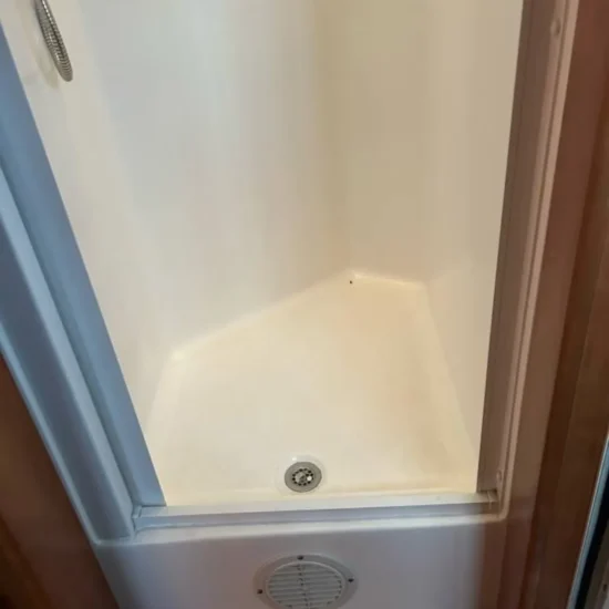 Shadow Schwanenhals Pferdeanhänger - 3 Pferde mit Wohnbereich Klima Dusche WC – Bild 30