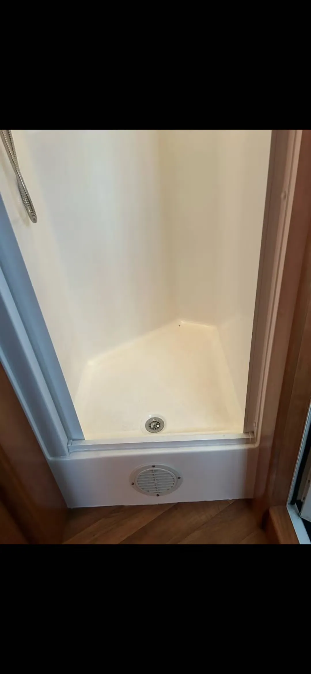 Shadow Schwanenhals Pferdeanhänger - 3 Pferde mit Wohnbereich Klima Dusche WC – Bild 30