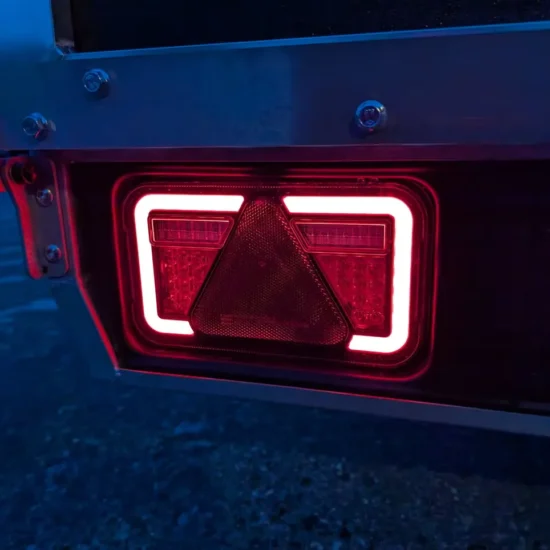 4P Touring 550TXI G2 Motorschlittenanhänger - 2700kg Tandem Kunststoffeinlage LED Haube – Bild 15