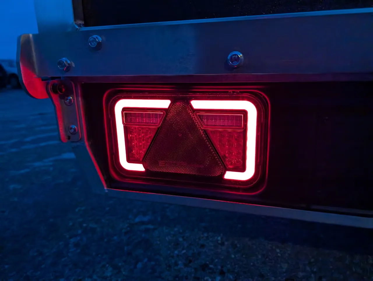 4P Touring 550TXI G2 Motorschlittenanhänger - 2700kg Tandem Kunststoffeinlage LED Haube – Bild 15