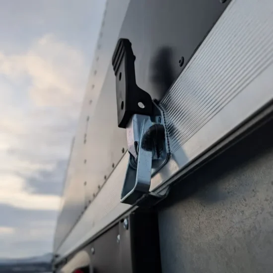 4P Touring 550TXI G2 Motorschlittenanhänger - 2700kg Tandem Kunststoffeinlage LED Haube – Bild 11