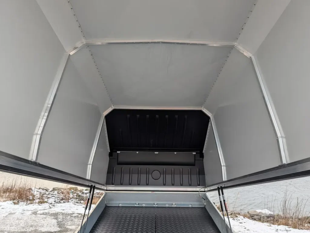 4P Touring 550TXI G2 Motorschlittenanhänger - 2700kg Tandem Kunststoffeinlage LED Haube