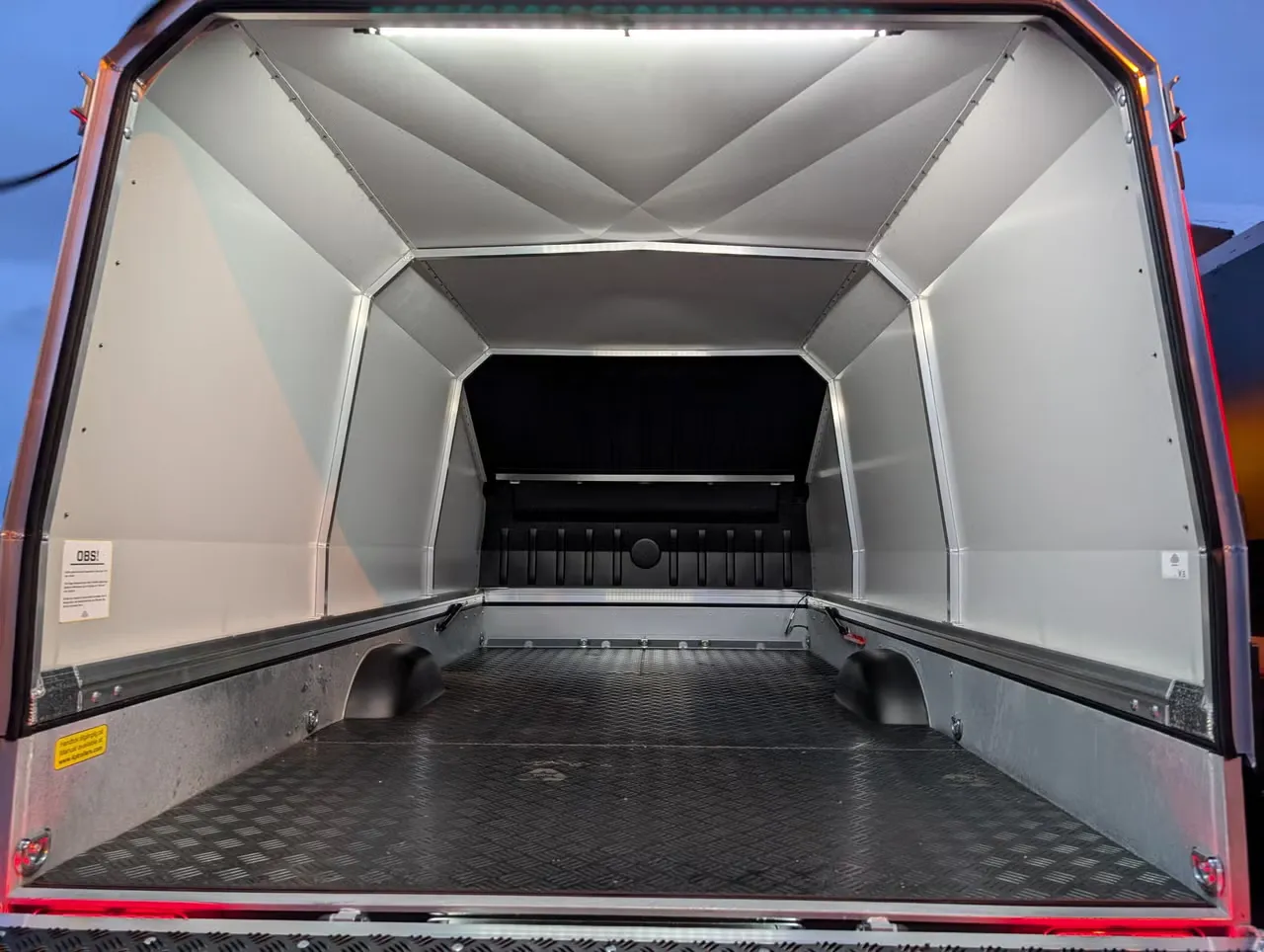 4P Touring 550TXI G2 Motorschlittenanhänger - 2700kg Tandem Kunststoffeinlage LED Haube – Bild 8