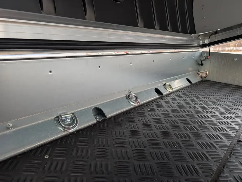 4P Touring 550TXI G2 Motorschlittenanhänger - 2700kg Tandem Kunststoffeinlage LED Haube