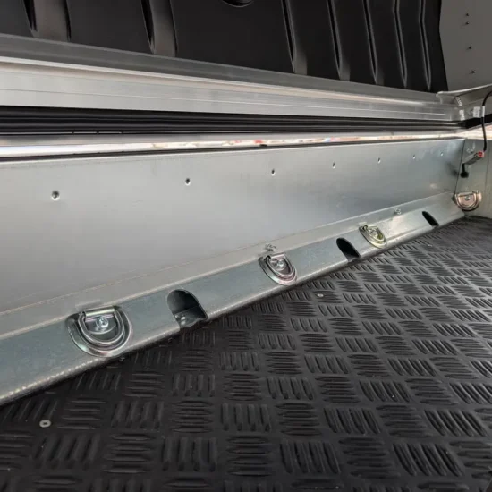 4P Touring 550TXI G2 Motorschlittenanhänger - 2700kg Tandem Kunststoffeinlage LED Haube – Bild 7