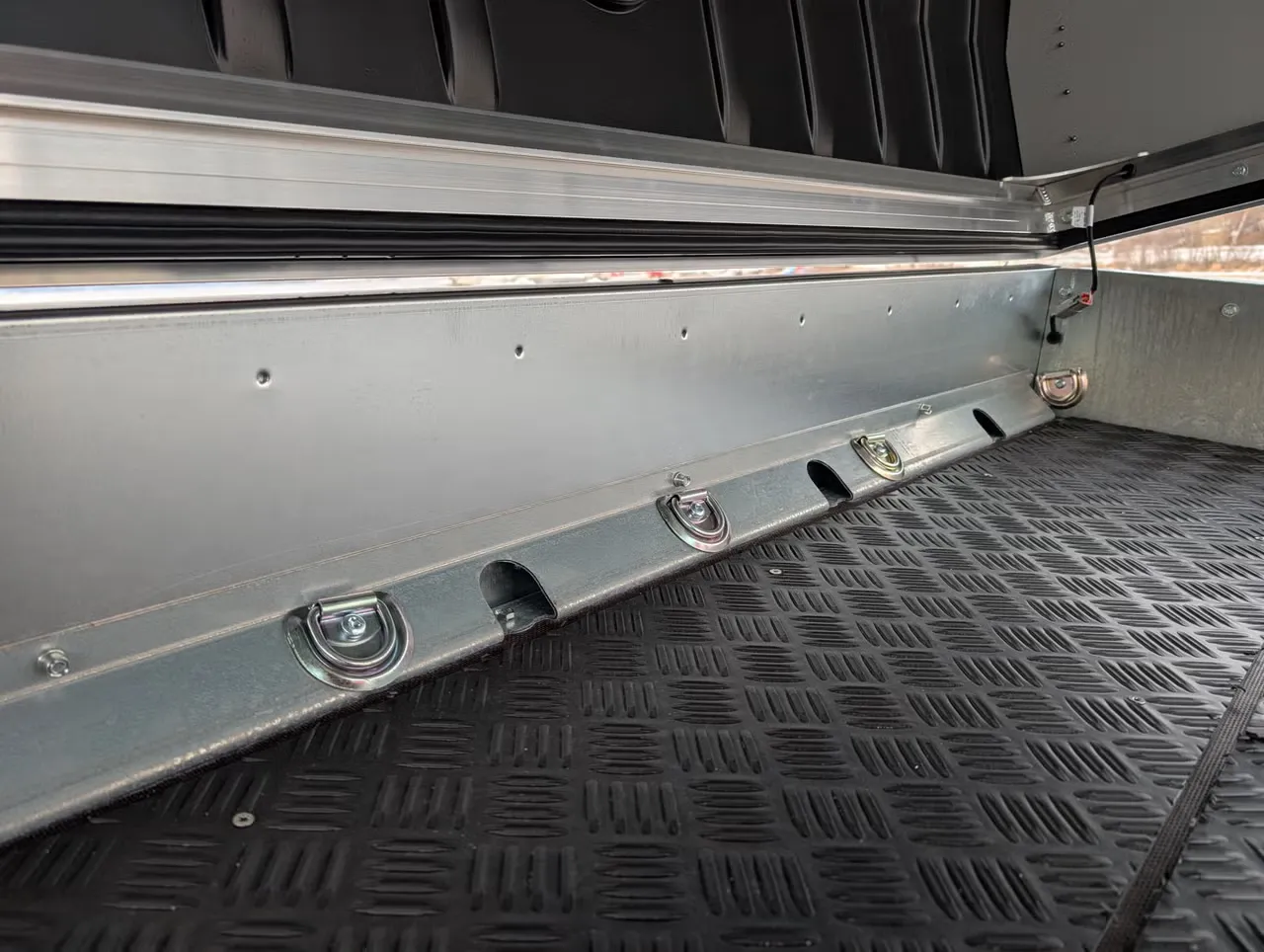 4P Touring 550TXI G2 Motorschlittenanhänger - 2700kg Tandem Kunststoffeinlage LED Haube – Bild 7