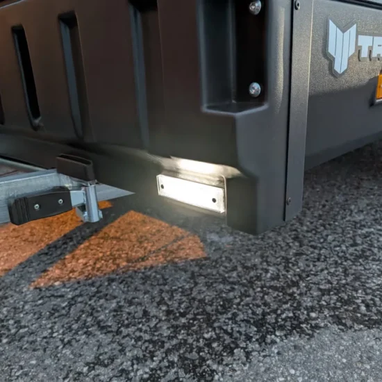 4P Touring 550TXI G2 Motorschlittenanhänger - 2700kg Tandem Kunststoffeinlage LED Haube – Bild 6