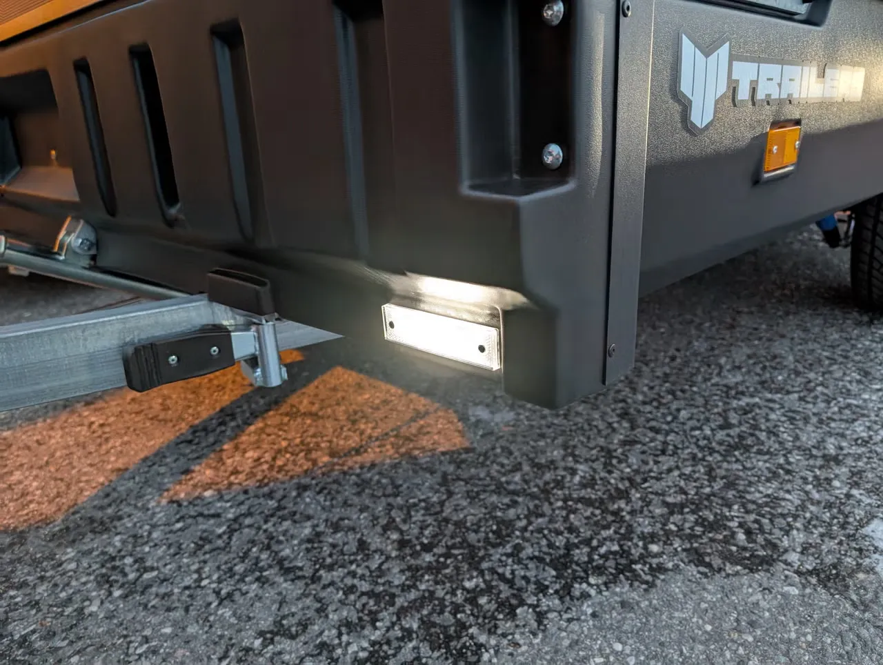 4P Touring 550TXI G2 Motorschlittenanhänger - 2700kg Tandem Kunststoffeinlage LED Haube – Bild 6