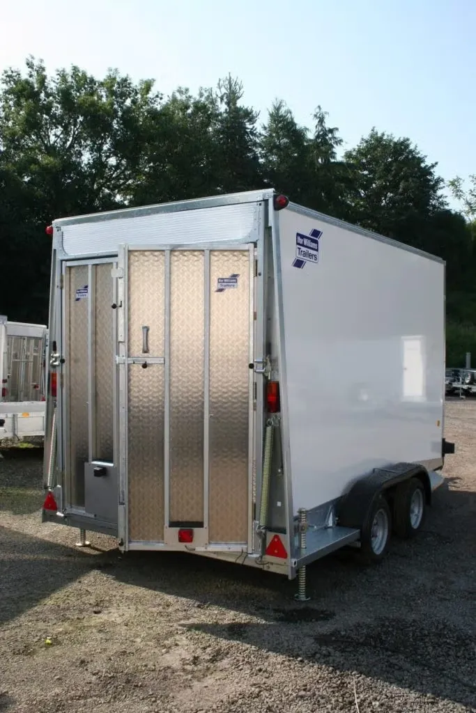 Ifor Williams BV106 Kofferanhänger - 3500kg Tandem Parabelfederung Aero-Front 12-Zoll
