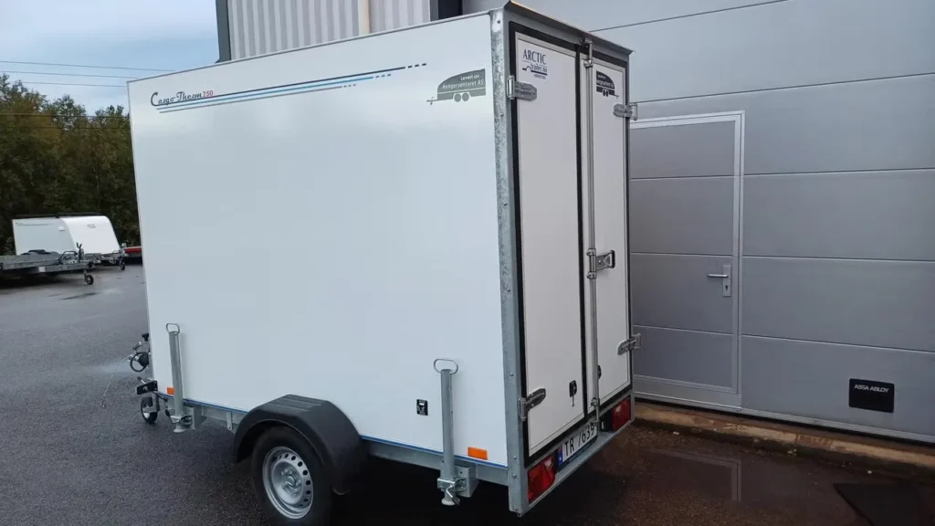 Arctic K-250-1350-D Kühlanhänger - 1350kg 1-Achser Standkühlung Alu-Wannenboden 230V