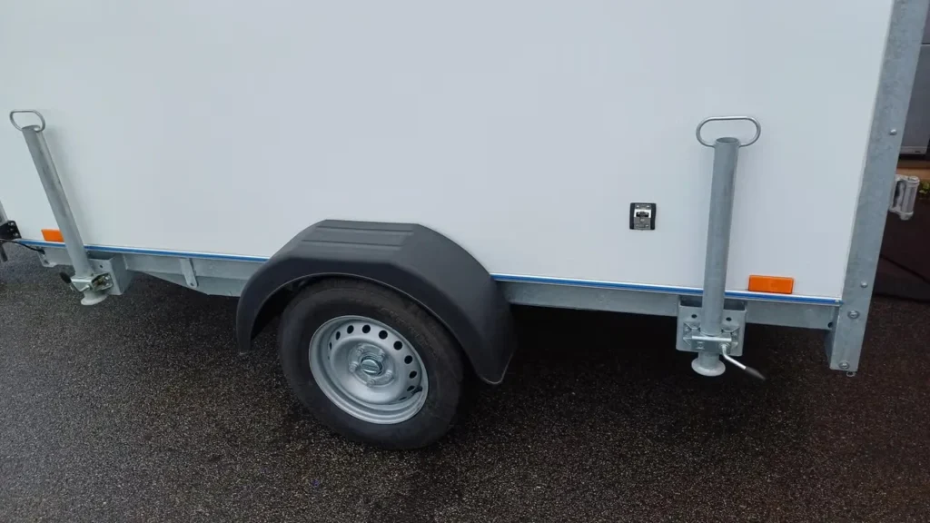 Arctic K-250-1350-D Kühlanhänger - 1350kg 1-Achser Standkühlung Alu-Wannenboden 230V