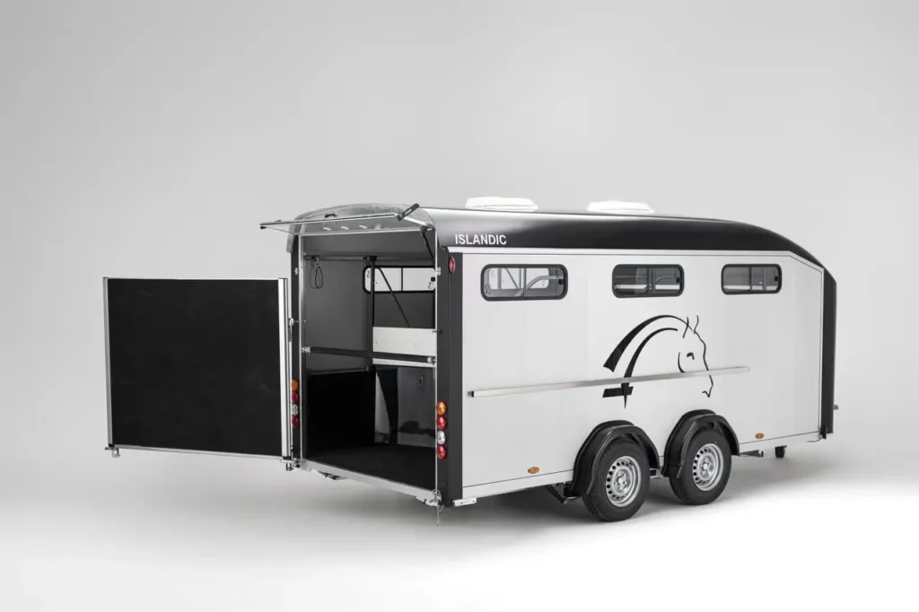 Cheval Liberté Islandic Pferdeanhänger - 4-6 Islandpferde Schräglader Pullman2 Sattelkammer 3500kg