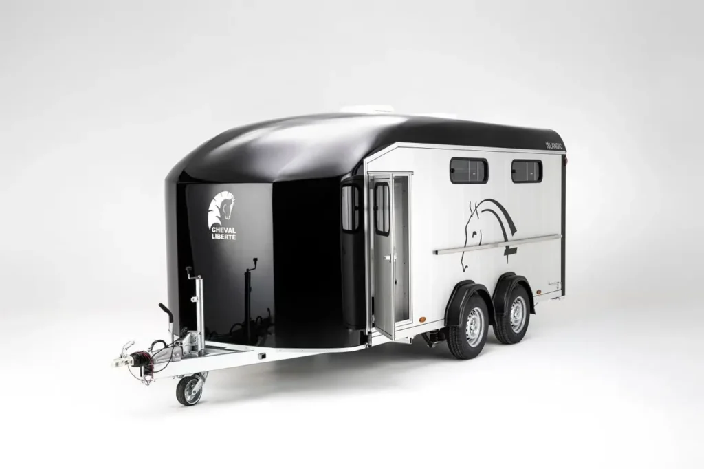 Cheval Liberté Islandic Pferdeanhänger - 4-6 Islandpferde Schräglader Pullman2 Sattelkammer 3500kg