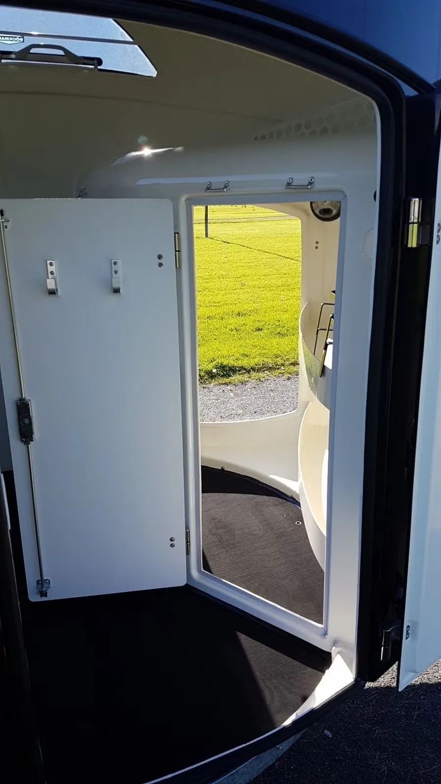 Böckmann Big Master WCF Pferdeanhänger - 2 Pferde Voll-GFK WCF-Fahrwerk XXL-Sattelkammer 2400kg – Bild 6