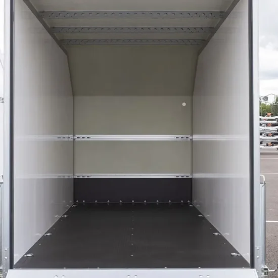 Ifor Williams BV85 7-Fuß Kofferanhänger - 2700kg Tandem Parabelfederung KombirampeStehhöhe – Bild 2