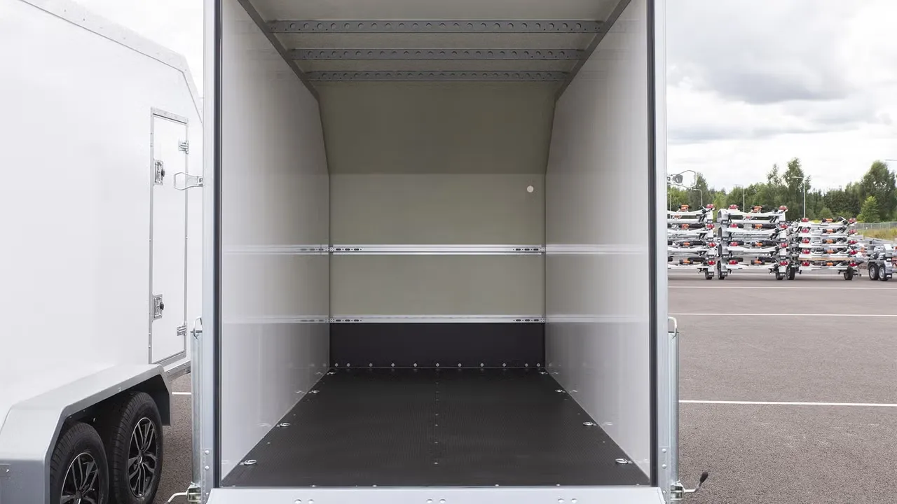 Ifor Williams BV85 7-Fuß Kofferanhänger - 2700kg Tandem Parabelfederung KombirampeStehhöhe – Bild 2