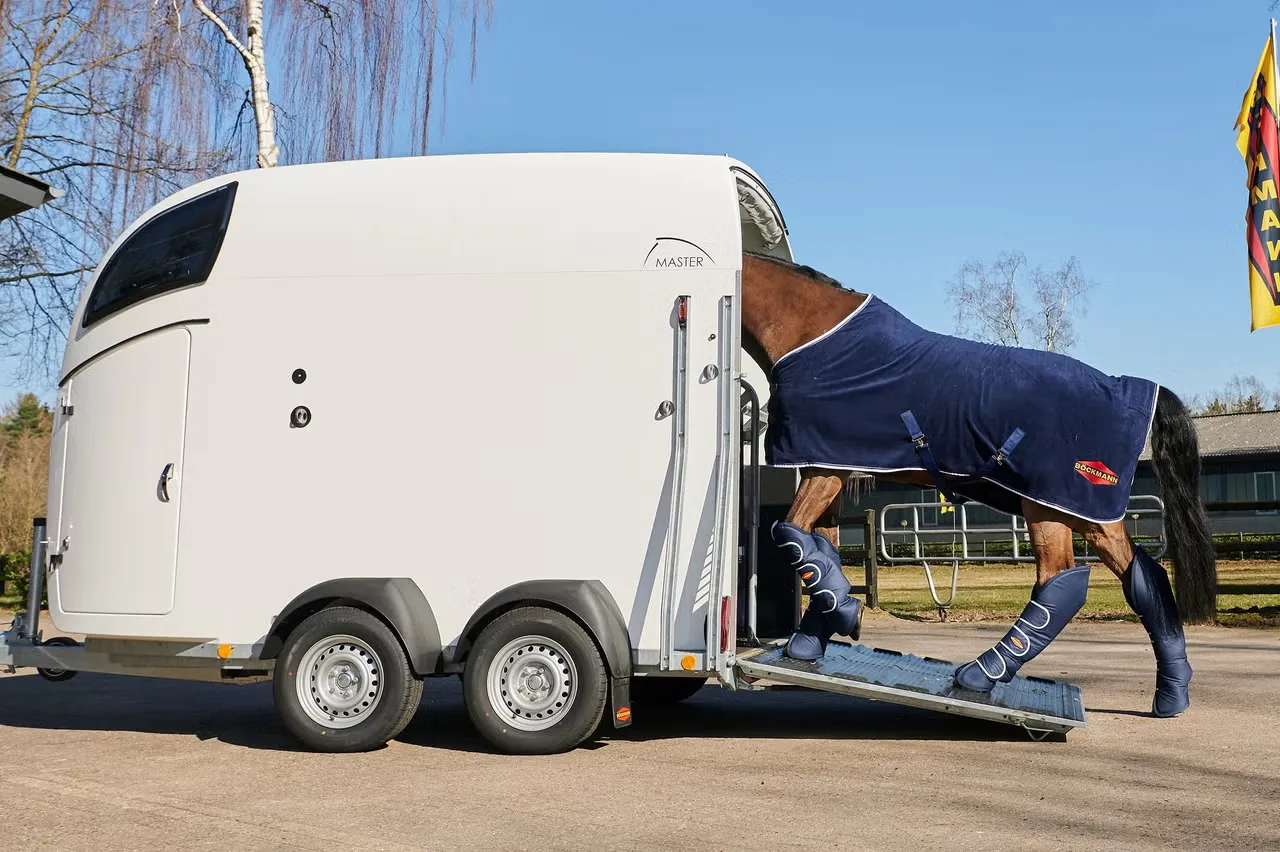 Böckmann Master WCF Pferdeanhänger - 2 Pferde Voll-GFK WCF-Fahrwerk Sattelkammer 2400kg – Bild 7