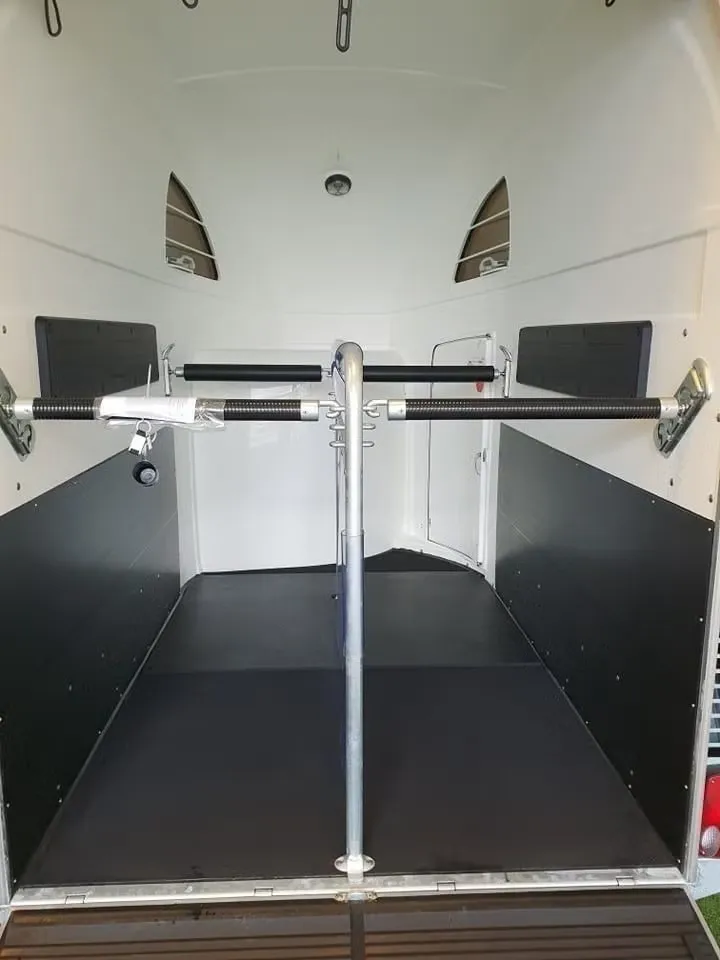 Böckmann Master WCF Pferdeanhänger - 2 Pferde Voll-GFK WCF-Fahrwerk Sattelkammer 2400kg
