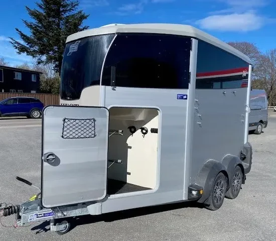 Ifor Williams HBX511 Schwarz - 2 Pferde Vollalu Integrierte Sattelkammer Parabelfederung 2700kg – Bild 3