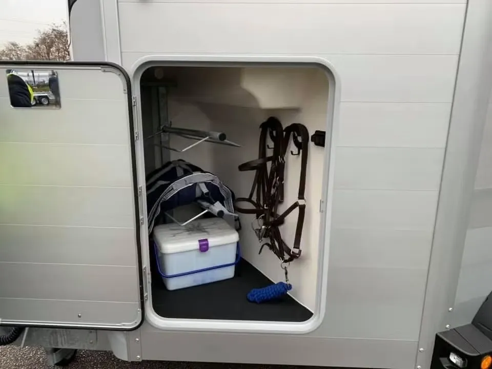 Ifor Williams HBX511 Schwarz - 2 Pferde Vollalu Integrierte Sattelkammer Parabelfederung 2700kg