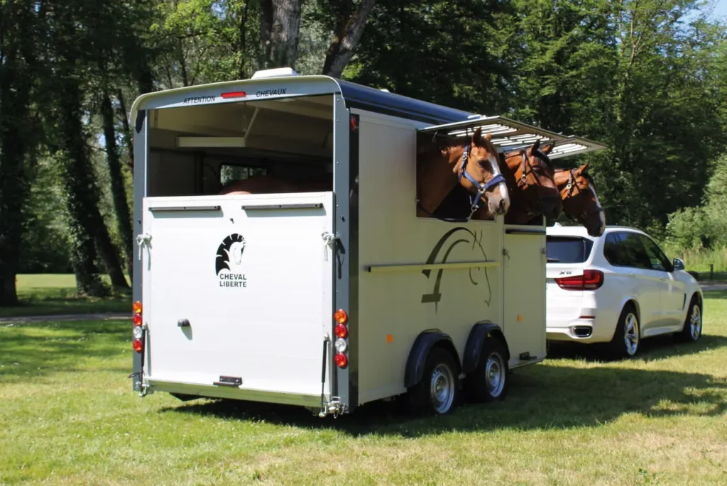 Cheval Liberté MAXI 3 Pferdeanhänger - 3 Pferde Diagonallader Frontausstieg Pullman2 Sattelkammer