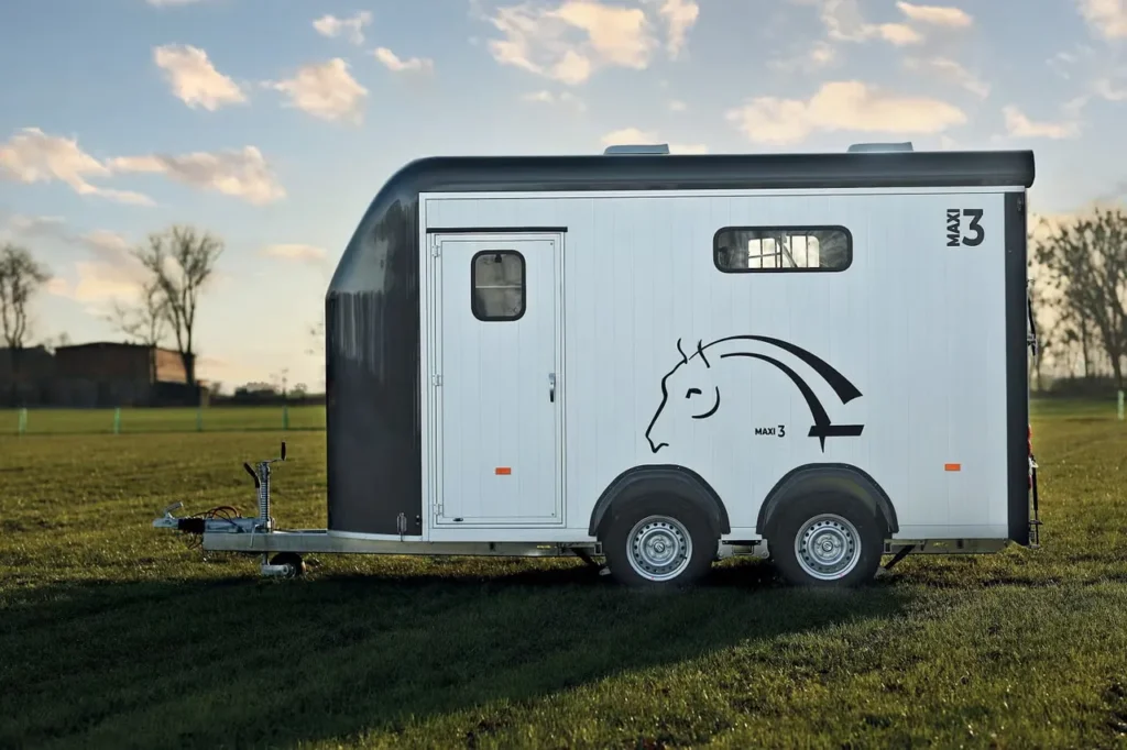 Cheval Liberté MAXI 3 Pferdeanhänger - 3 Pferde Diagonallader Frontausstieg Pullman2 Sattelkammer