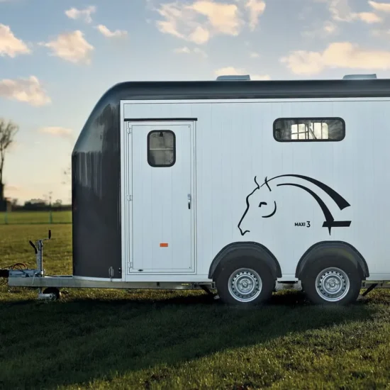 Cheval Liberté MAXI 3 Pferdeanhänger - 3 Pferde Diagonallader Frontausstieg Pullman2 Sattelkammer – Bild 1